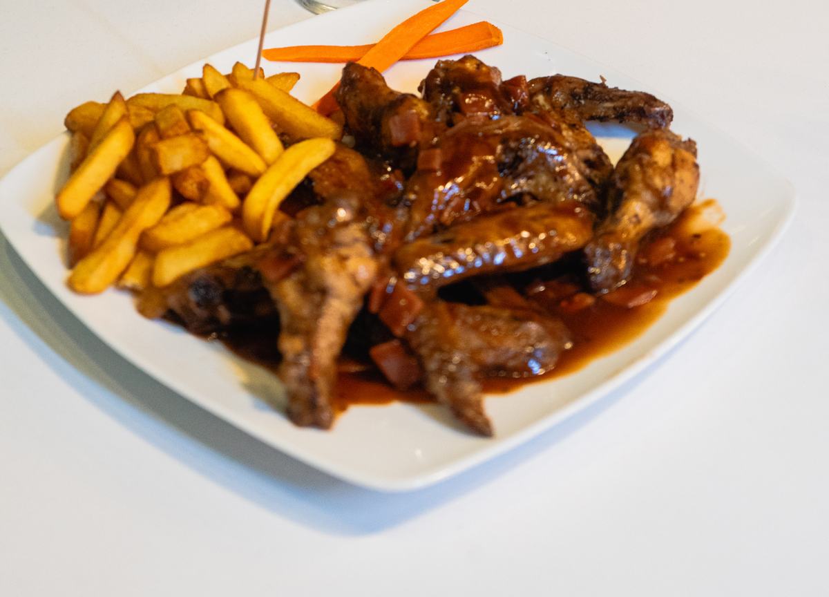 Alitas Texas de Brulè con papa francesa y zanahoria